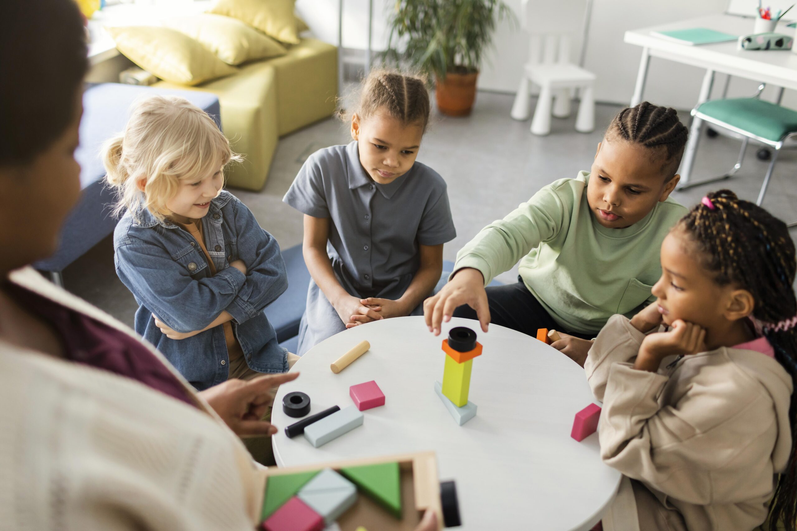 Stratégies pour inclure les enfants dans les activités de groupe