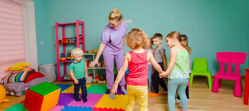 Enfant jouant d'un instrument, dansant et chantant pendant l'activité musicale.