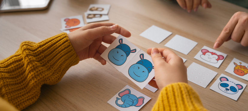 Enfants jouant à un jeu de rapidité avec des cartes d'animaux et d'objets.