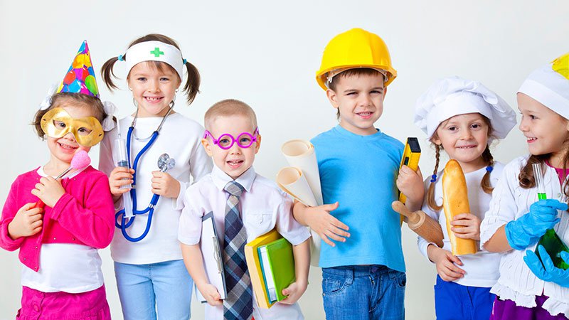 Enfant déguisé en pompier, policier, ou docteur, en pleine activité de jeu de rôle.