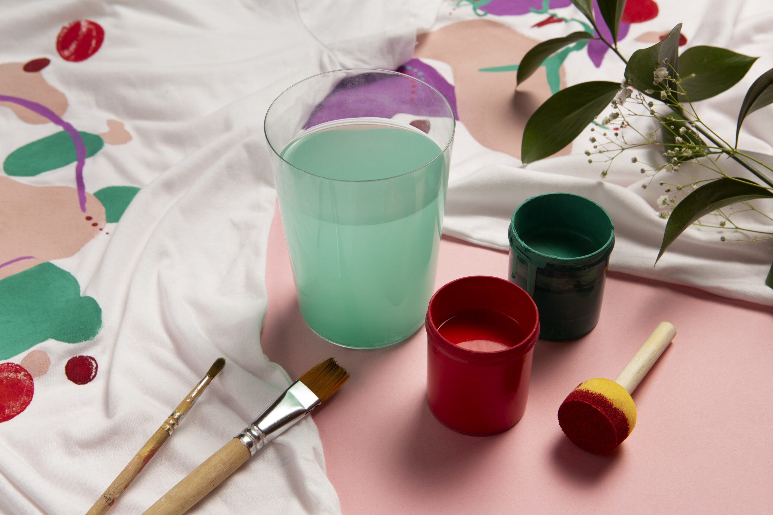 Enfant décorant un pot de fleurs avec de la gouache, plantant une fleur dans un pot décoré.