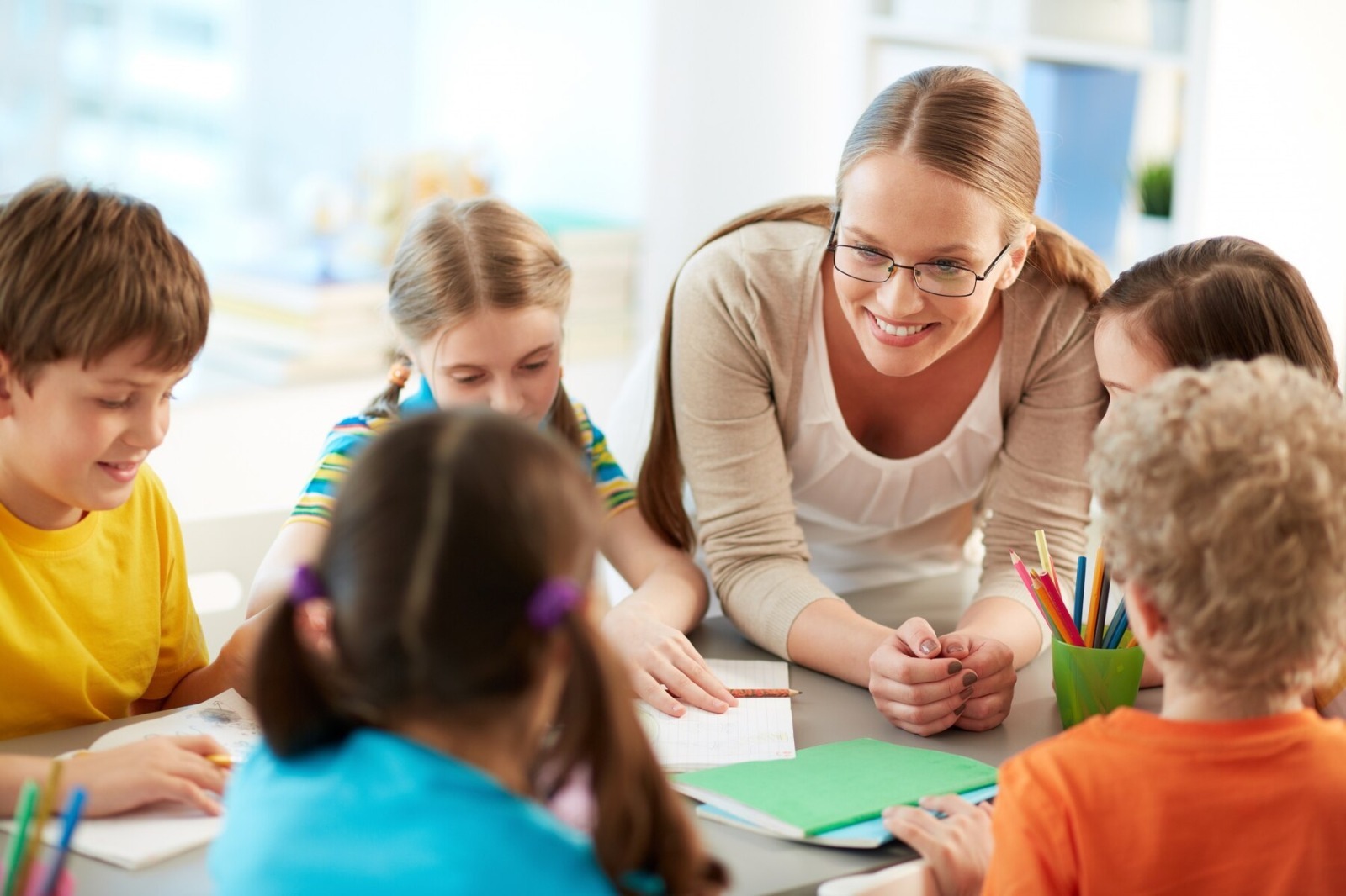 Enfant détendu jouant avec un éducateur en garderie, illustrant une approche bienveillante de la gestion du stress en petite enfance.