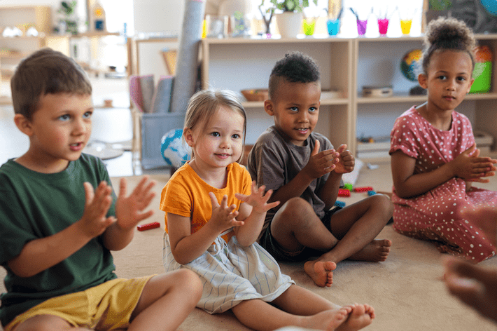 Illustration représentant une éducatrice interagissant avec un groupe d'enfants dans un environnement de service de garde moderne et accueillant.